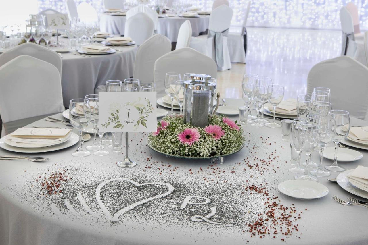 Nh Gran Hotel Casino De Extremadura Badajoz Exteriör bild A table decorated with table confetti