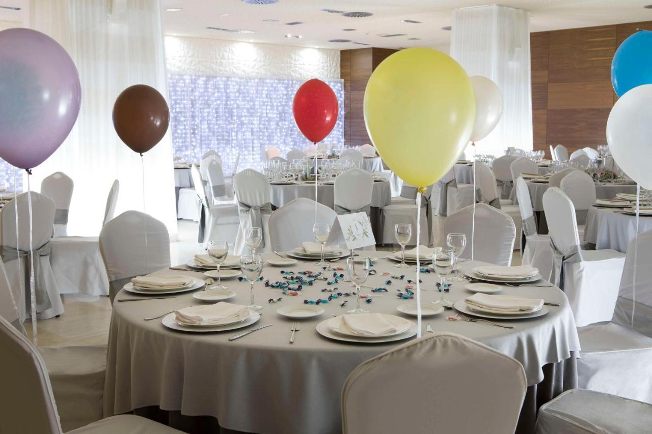 Nh Gran Hotel Casino De Extremadura Badajoz Exteriör bild A table decorated with balloons