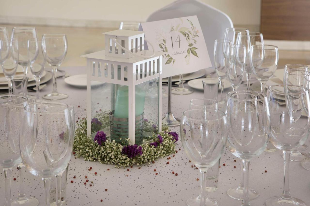 Nh Gran Hotel Casino De Extremadura Badajoz Exteriör bild A table centrepiece at a wedding